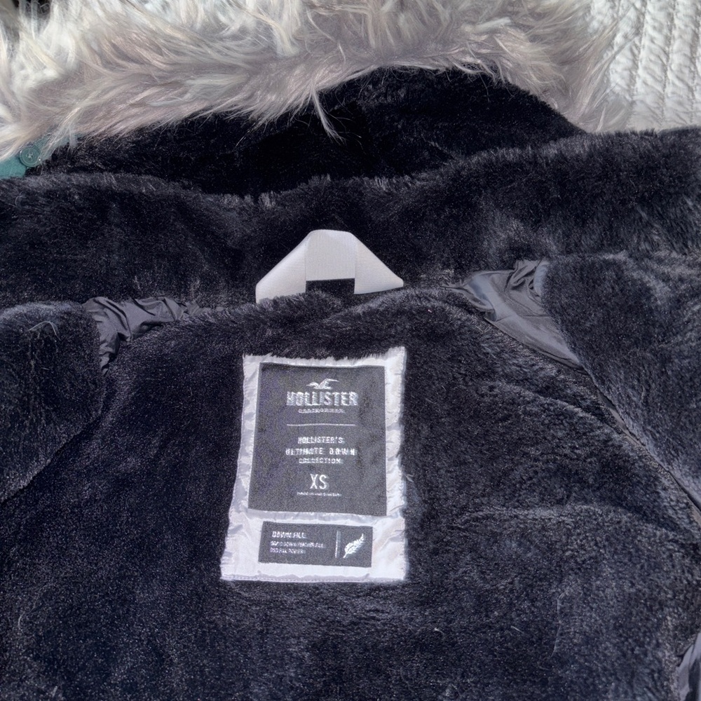 Hollister Women's Green Down Coat with Faux Fur Hood - Picture 9 of 11